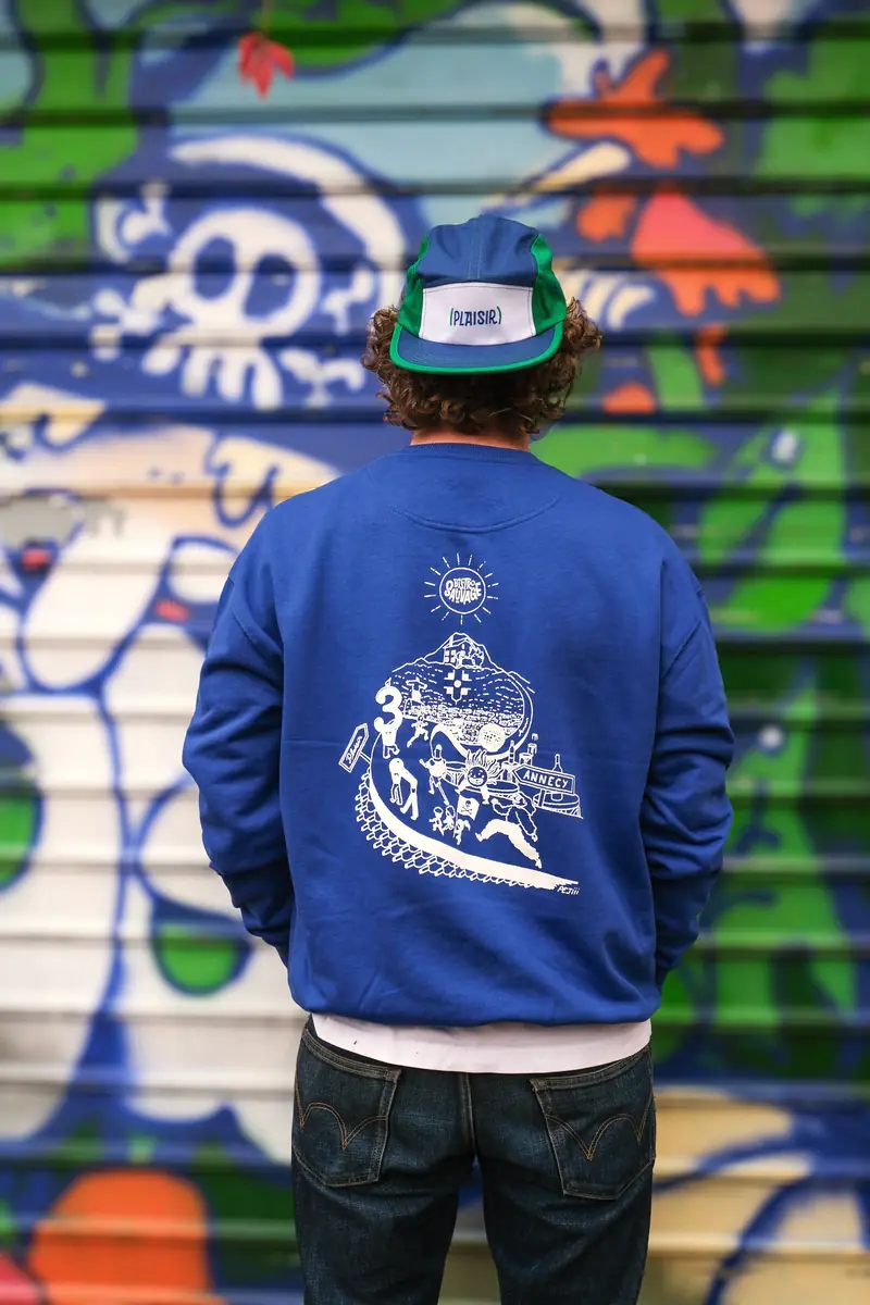 De dos, le sweat bleu du Bistro Sauvage et son illustration blanche.